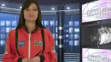 Бабы пришли на ТВ, где они будут ведущими. Голая девушка.