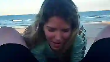 Парочка занимается сексом на пляже и забила хуй на всех вокруг