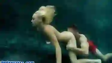 Мускулистый ныряльщик и блондинка трахаются в воде