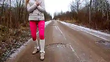 Русская нудистка ищет лешего и хочет трахаться