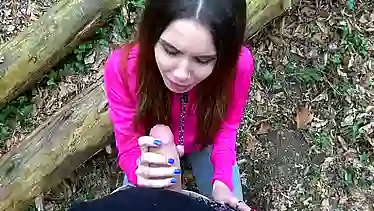 Секс в лесу с девушкой, которая сосет член парню и трахается