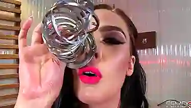 Домина Marley Brinx с голыми сиськами хочет доминировать над рабами