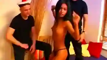 Мужики сняли анальную проституку и ебли Priya Rai в два смычка