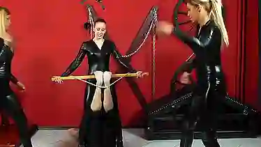 Госпожи Mistress Eve, Mistress Ninette, Lady Anette дрючат раба