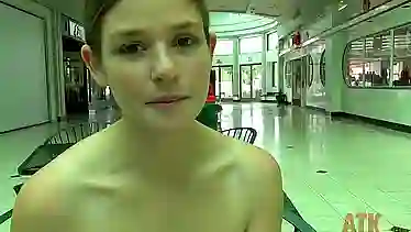 Возбужденная девушка Lara Brookes позирует и ждет когда ее трахнут