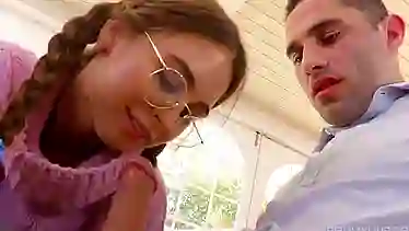 Миловидная студентка Riley Reid полюбила анальный секс