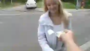 Очаровательная сучка за деньги готова на хороший секс