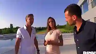Телочка лижет мужские попки и дает трахнуть все дырки
