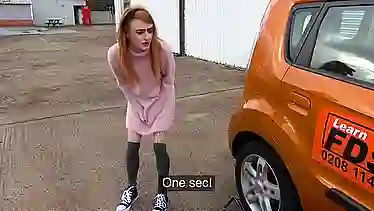 Хуй размером с рычаг попадает в киску худой бляди в машине