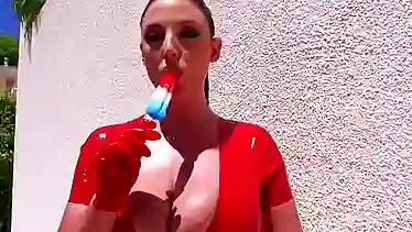 Мужики кончают на грудастую чику на буккаке