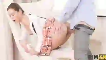 Умелая лизунья активно лижет попу мужику