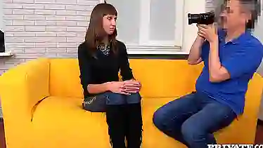 Стесняется, но сосет хуй и занимается сексом на камеру в кастинге
