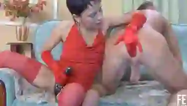 Мужика ебет в жопу зрелая шлюха со страпоном на перевес раком
