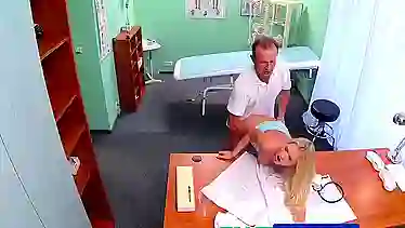 Больничное порно с доктором у него в кабинете, а баба кончает