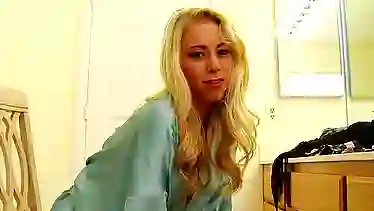 Трах сексуальной блондинки в чулках. Порно видео с Katie Morgan