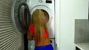 Межрасовый секс в прачечной. Порно видео с Madelyn Monroe
